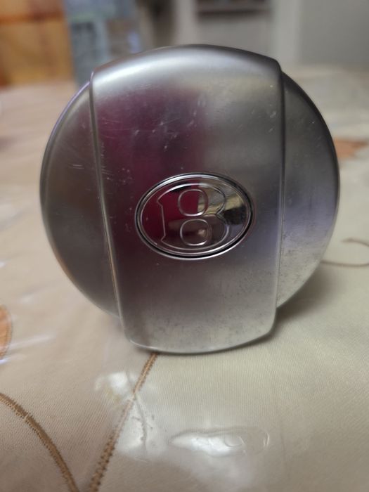 Scrumiera  masina Bentley si Audi noi!