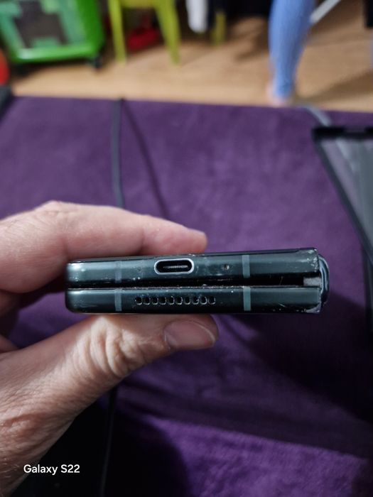Z Fold 3 ecran mic functional si cel mare defect