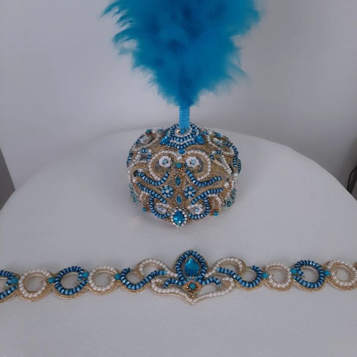 Саукеле , тюбетейка с поясом .