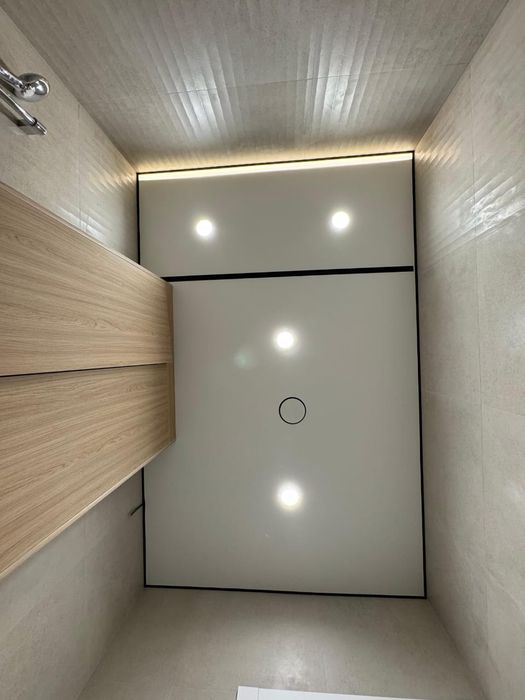 Натяжные потолки ,слив воды.