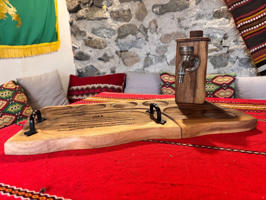 Диспенсър с отделящо плато за мезета