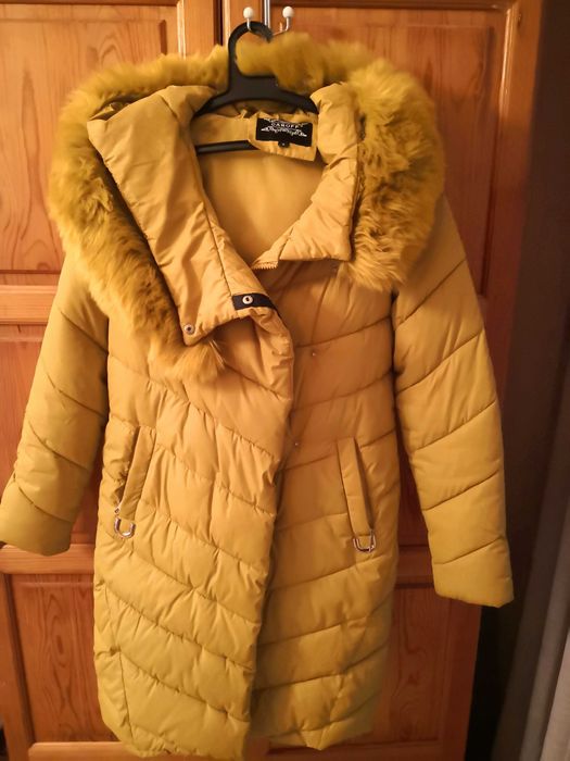 Дамско яке с пухена яка
