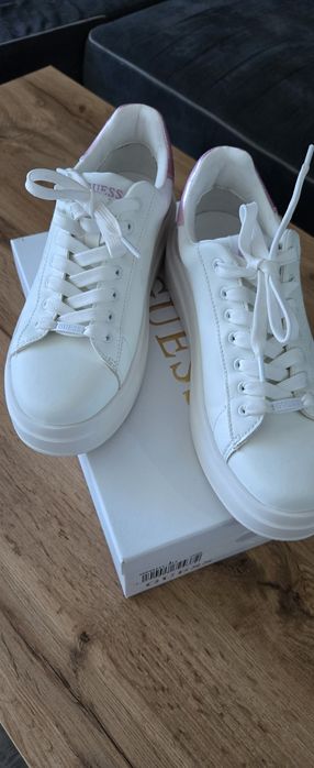 Бели кецове Guess