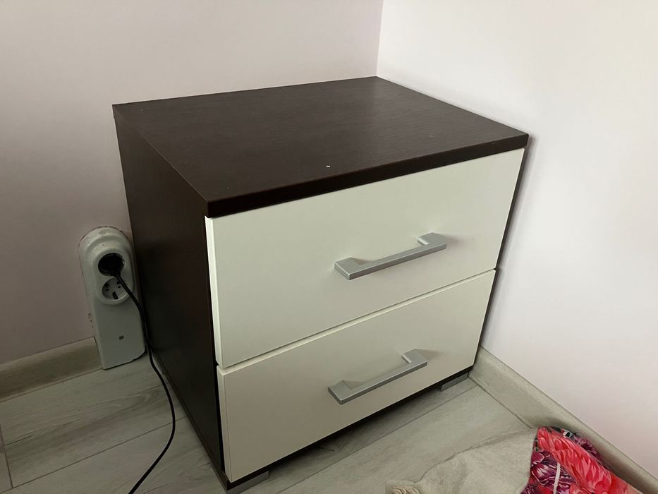 Комплект от 2 нощни шкафчета и скрин