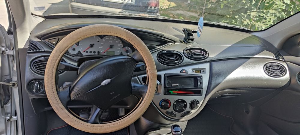 Форд фокус 2000 год, 1,6 бензин, 346000км, без ръжда, ford focus