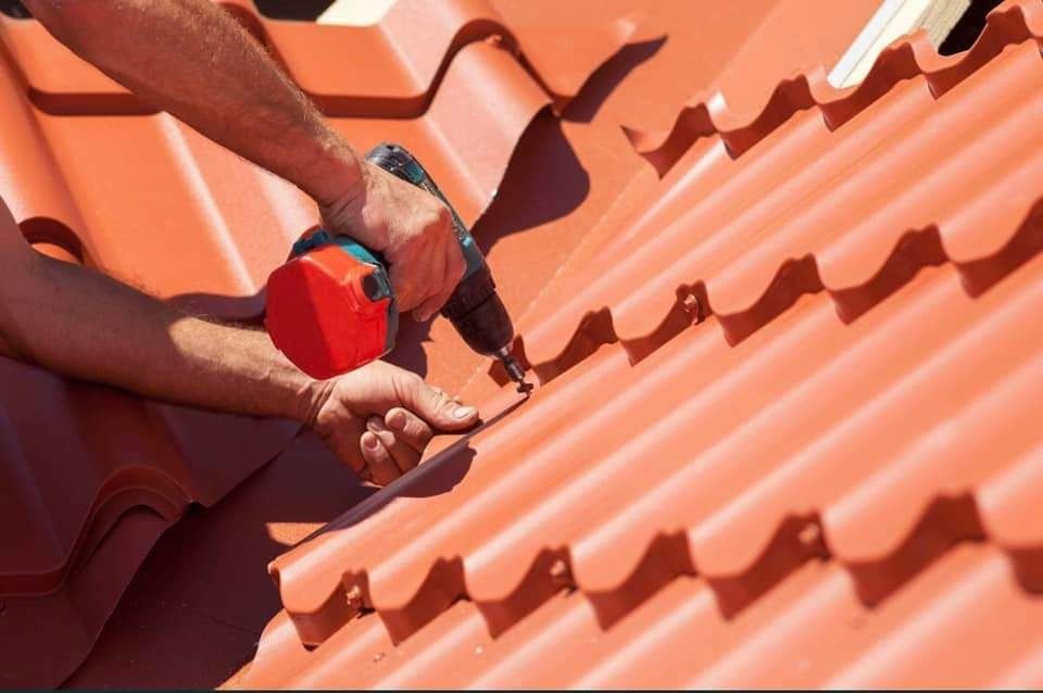 Monataj acoperisuri tigla metalica tigla dulgherie reparati acoperis