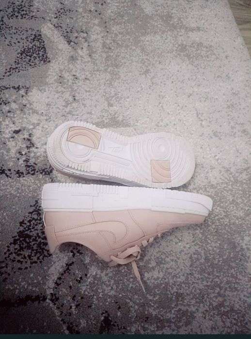 Vând adidași Nike Air Force 1 Pixel