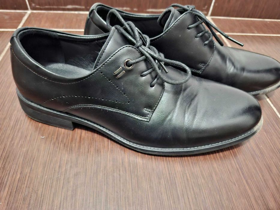 Vand pantofi barbati marimea 39