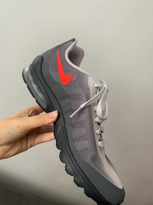 Vand adidasi Nike Air Max Invigor