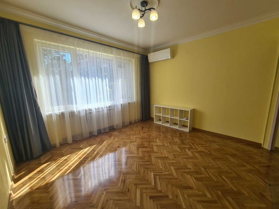 Дава се под наем Тристаен апартамент в София, Център - 100 кв.м за 1485 € - Снимка #2