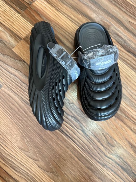 Мужская модель Сабо (крокс) в трех цветах.