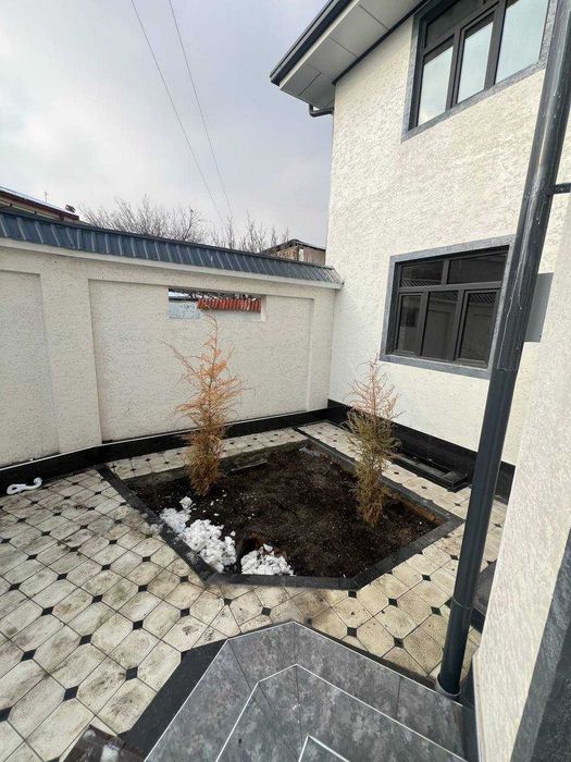 участка сотилади юнусобод бодомзор 2 сотик 2 этаж 8 хона