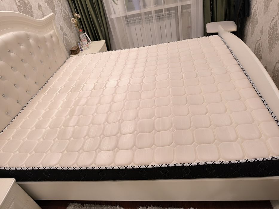Матрас 180/200 см, чистый. Жёсткий.