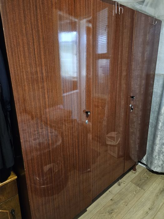 СРОЧНО!!! продам шифонер и 2 односпальные кровати.