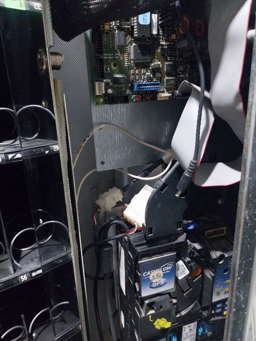 Продавам хладилна вендинг машина Саеко за снаксове и напитки