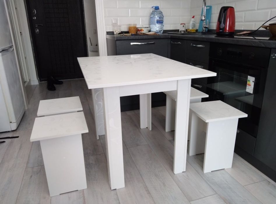 Стол кухонный со стульями