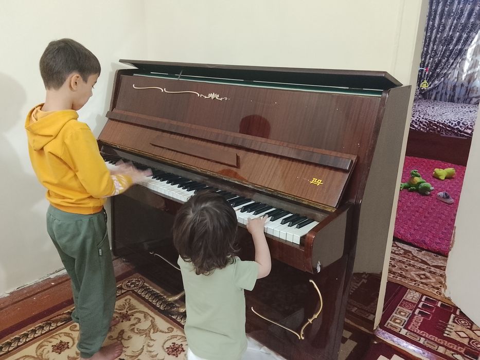 Продаётся пианино.