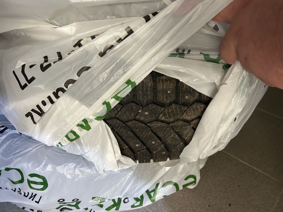 Продам комплект зимних шин на 16