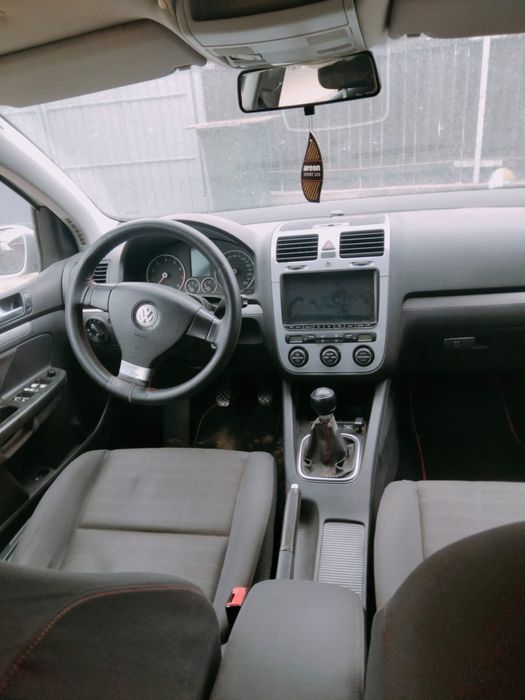 Vând golf 5 pentru piese