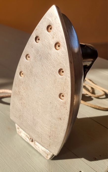 Утюг сотилади.Холати ва ишлаши яхши.