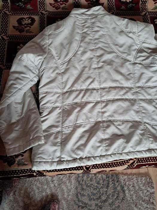 Бяло вталено яке