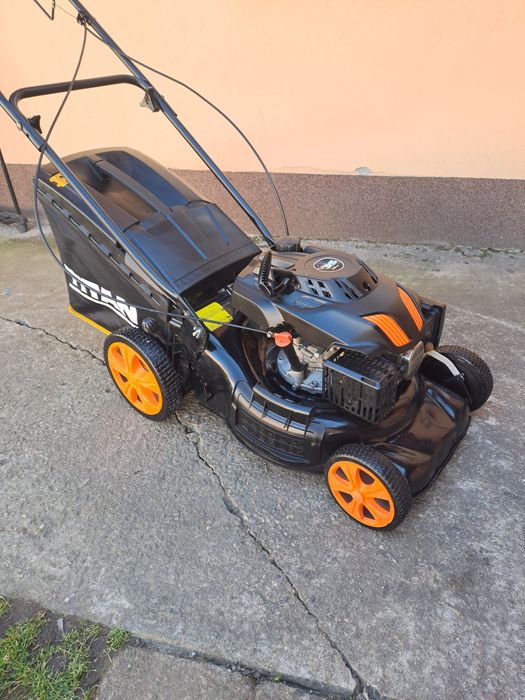 Masina de tuns iarba