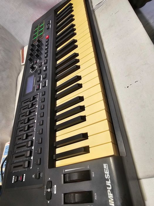 Clapier / Tastatură MIDI Controller Novation Impulse 49 - Se vinde ca defect (display nefuncțional)