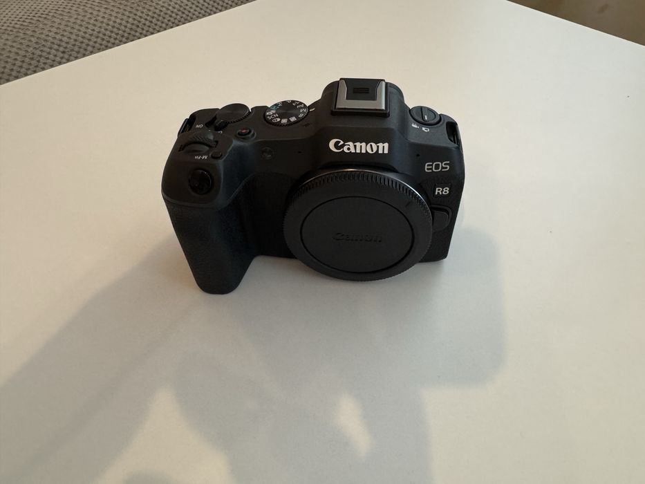 Продавам Canon R8