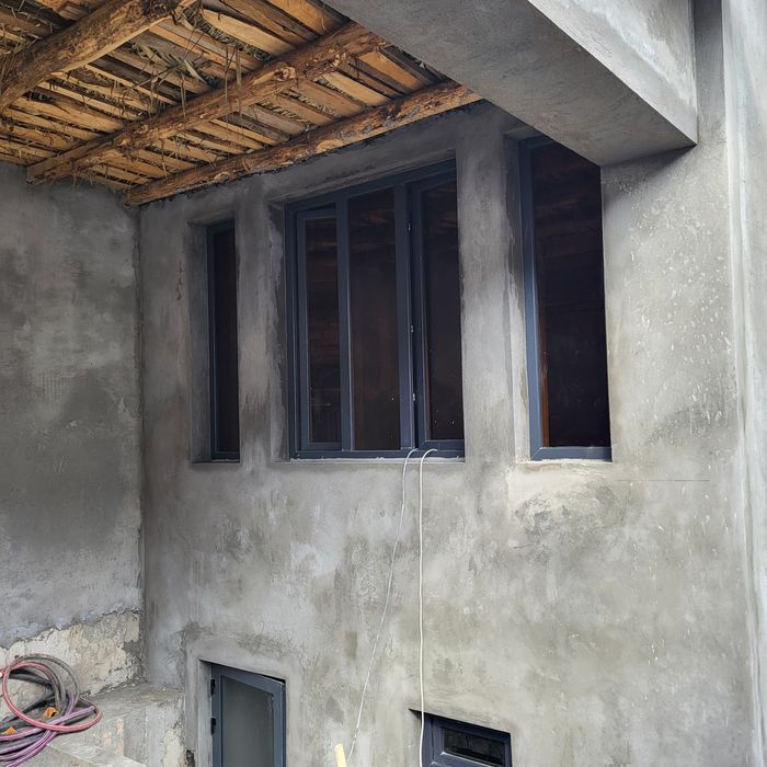 Uy sotiladi 2.4 sotix 4 xona 2 ta  sanuzel + padval + naves.