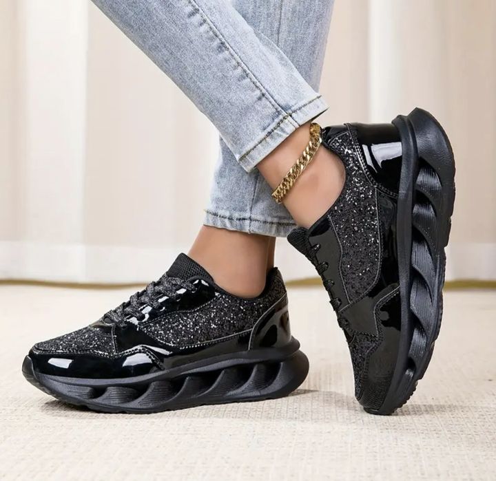 Олекотени дамски маратонки от еко черен лак