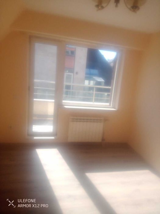 Под наем тристаен необзаведен Банишора