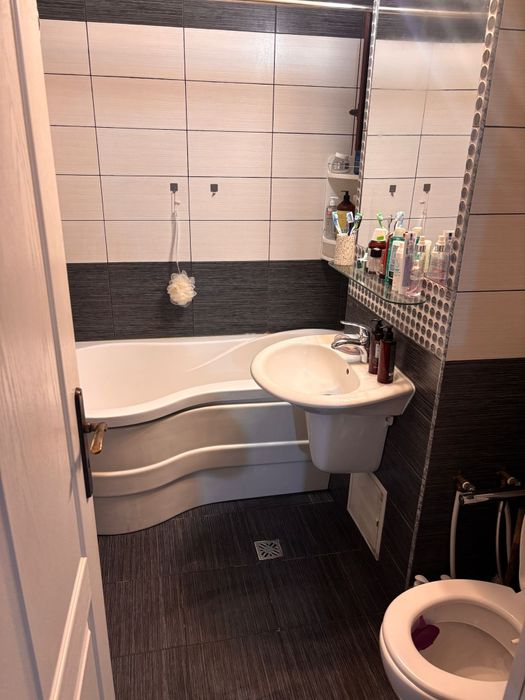 Vând apartament 4 camere