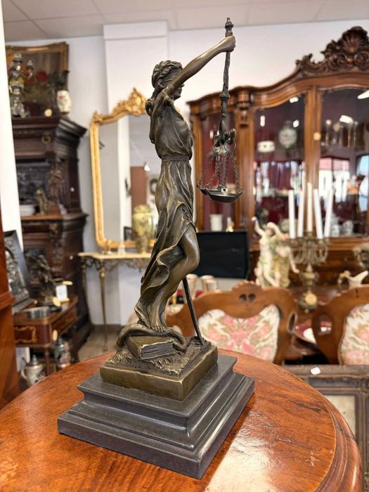 Justitia - 890lei 
Justitia-Statuetă din bronz