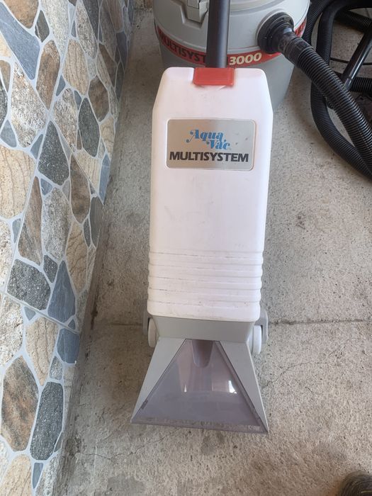 Vand masina pentru curatat mocheta sau covoare