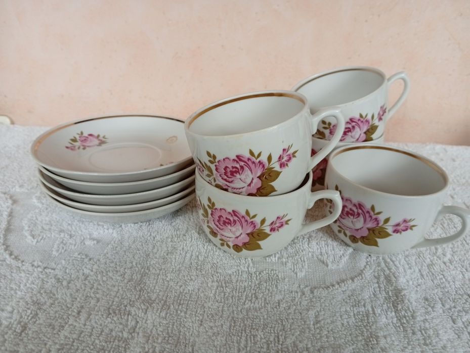 Чашки с блюдцами