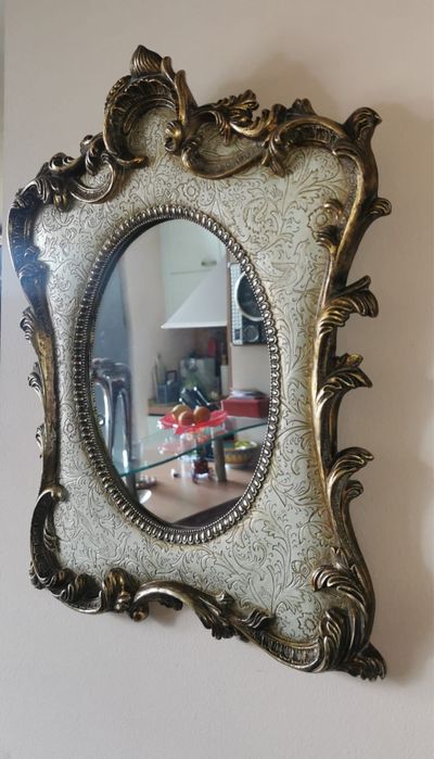 Огледало с височина 45 см и ширина 35 см супер стилно с гръб от плюш