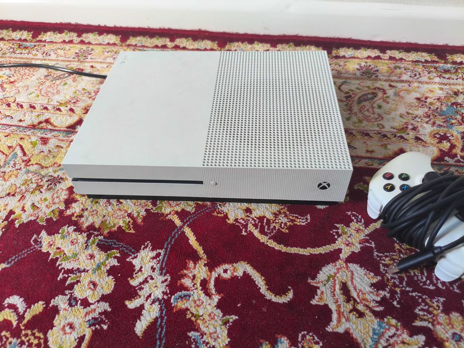 Xbox one S с 2 контроллерами