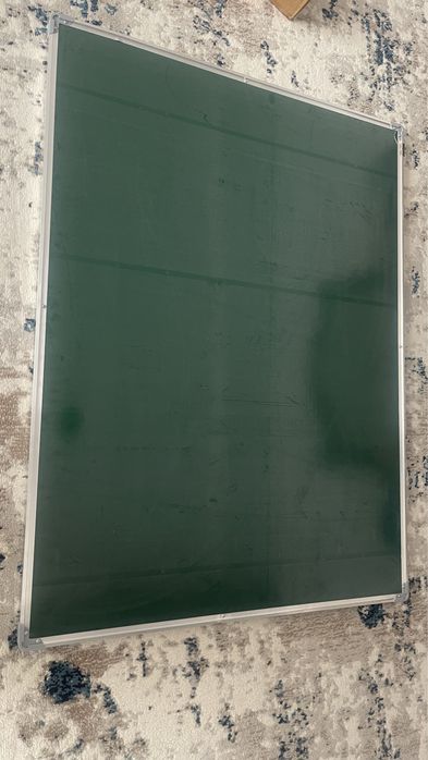 Маркерная доска (обратная сторана школная доска.                     )