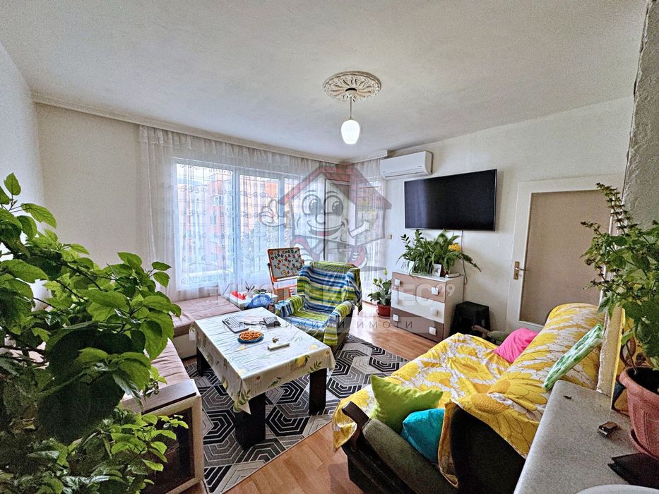 Двустаен апартамент, с изба, панорамна гледка, кв.Запад