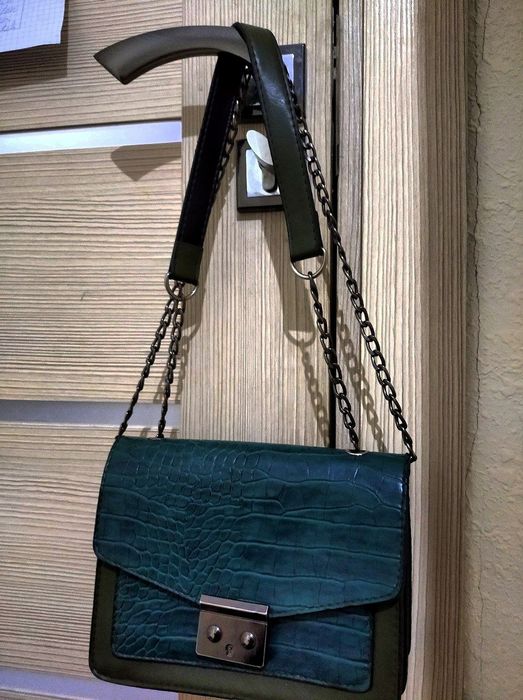 (Зелёная сумка с тиснением под крокодила и цепочкой):

Описание:
Стиль