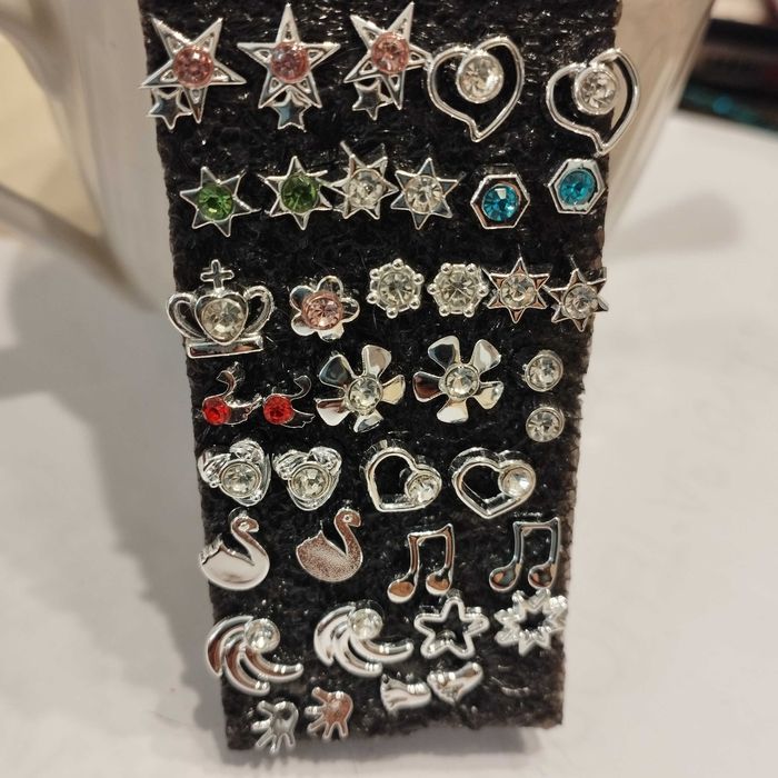 Сребристи обеци, обици с камъни , висящи,обеци на силиконов щифт