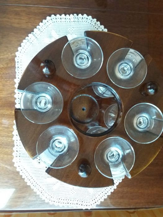 Поставка за чаши от масив орех и пепелник"Davioff"