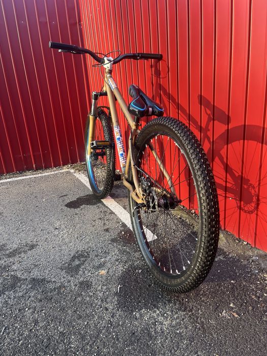 Vand bicicleta dirt cannondel NU TRIMIT!!