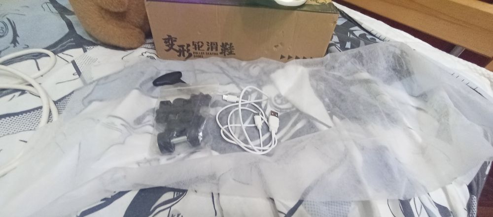 Продаю обувь хорошую светится и ещё на роликах