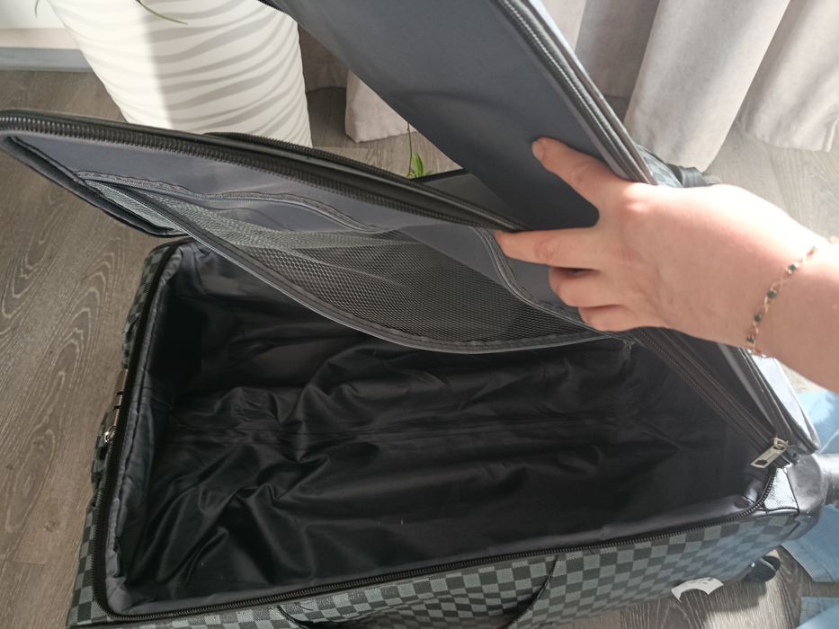 Продам чемодан, размер л