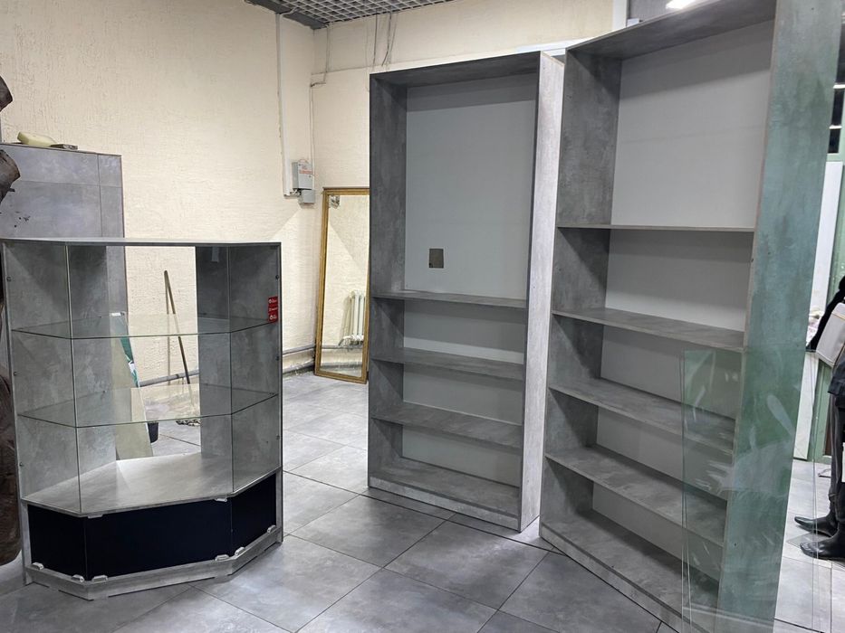 Продам стеллажи и витрину