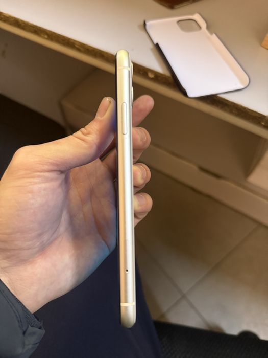 Айфон 11 с гаратей