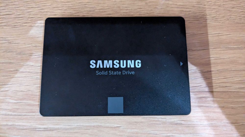 Samsung 850 EVO 250GB SSD SATA III 2.5" + Mounting Bracket