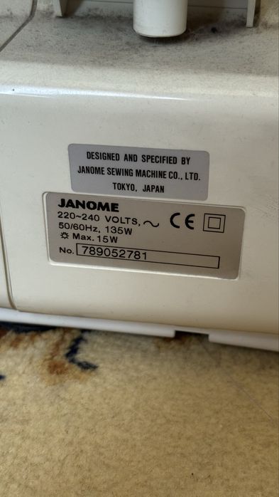 Японская Оверлок машина Janome