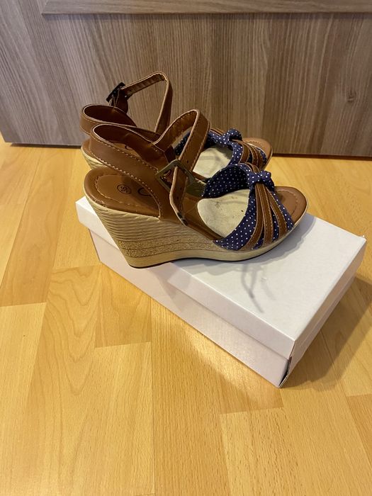 Sandale cu talpa ortopedica